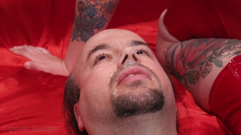 Domestic femdom: Сперма їсть раба з плювками