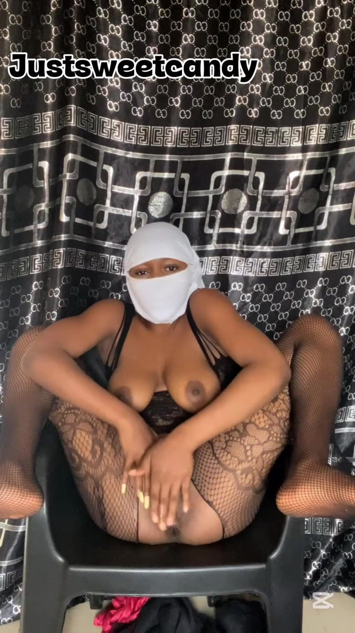 Slipperyblackgirl: Aku ngentot memek licin yang bikin aku sange banget!