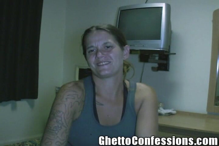 Ghetto Confessions: 一个手握鸡巴的饥渴黑发女郎吹箫