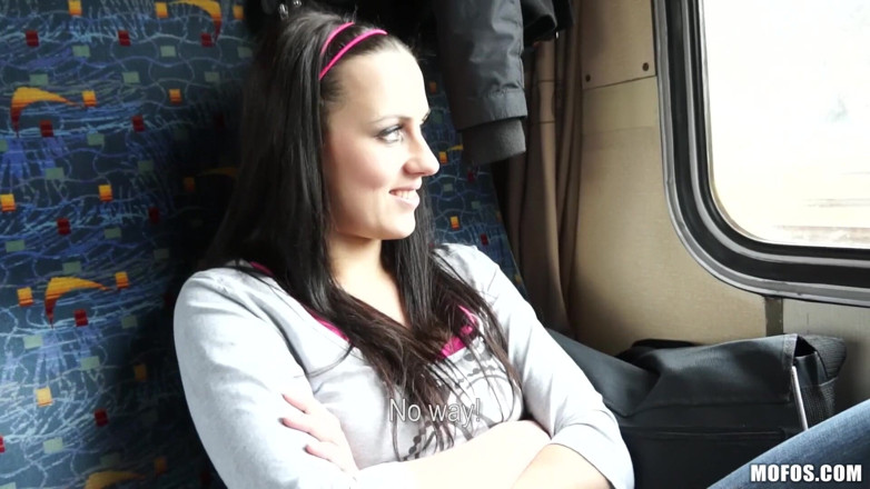 Public Pickups: Drague en public - Mea Melone la petite européenne prend une...