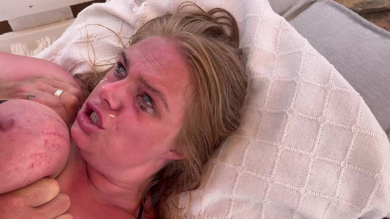 Bonnie rose: Elaine Rose dan Pascal White berkongkek di bulat kolam di...