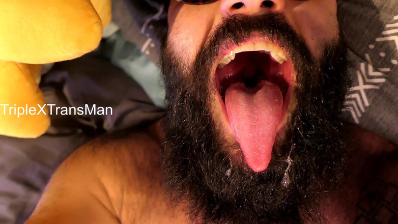 TripleXTransMan: Éjaculation avec un gode dans la gorge