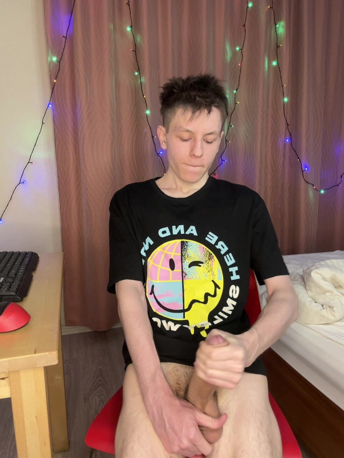 Morflot24: Dormitorio rápido masturba hace chorros de polla de 23 cm en...