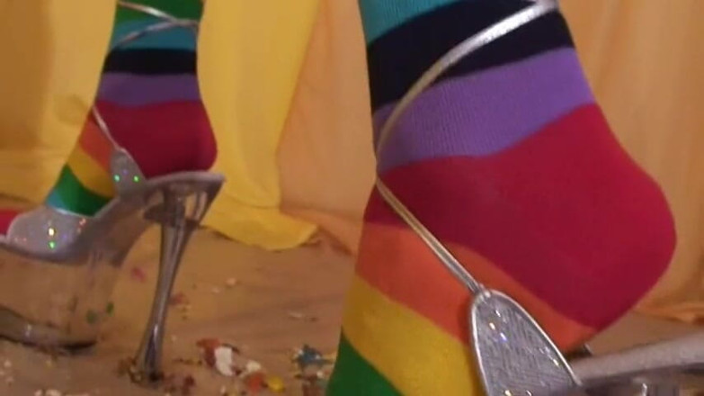 Solo Austria: Loira puta mijando e pisando na comida enquanto maasturbating