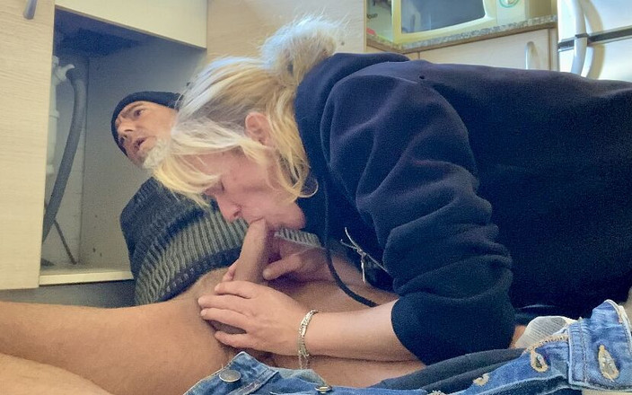 Cristina Sauvage: 热辣人妻在我的厨房里给水管工口交