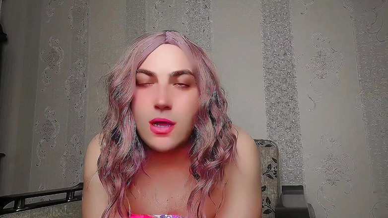 Kitty_Cross: Великолепный сисси смеется, соблазнительно танцуя на сцене