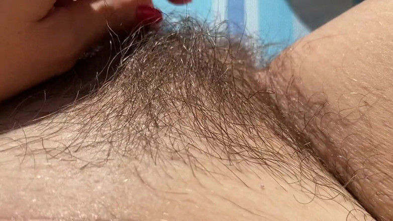 Cuteblonde666: Berjemur bogel pepek berbulu di luar
