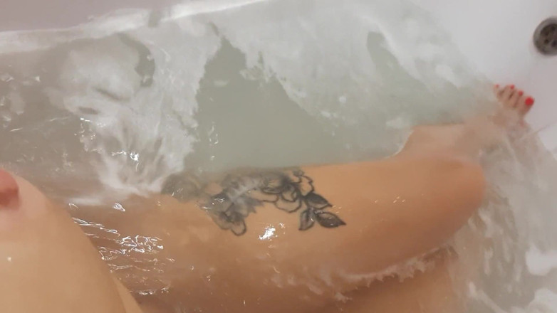 Sweet Hot mouth: Masturbiere meine muschi im badezimmer, bekam einen orgasmus aus heißem...