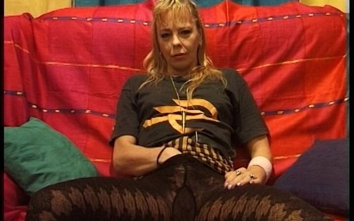 YOUR FIRST PORN: Elisa matura si fa un ditalino e si diverte con...