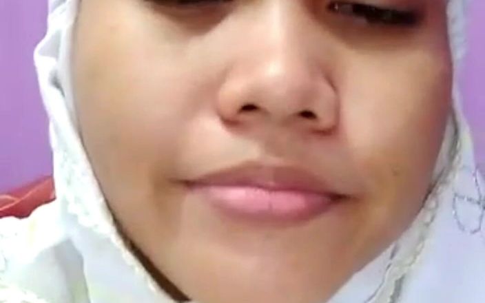 Jilbab69: Masturbace s velkými prsy v hidžábu a orgasmus