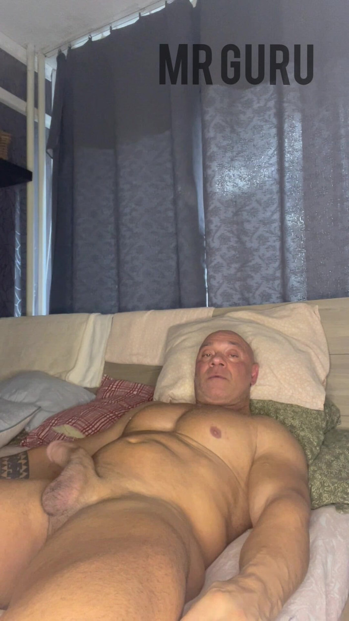 Mr. Guru: Довга дрочка від бодібілдера пана гуру. Дрочити
