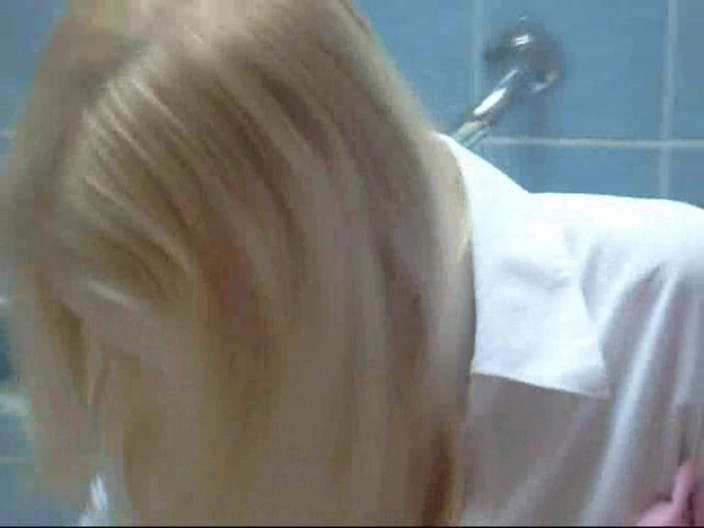 Blondehexe: Miniy tıraş oluyor ve sonra telefonla seks yapıyor