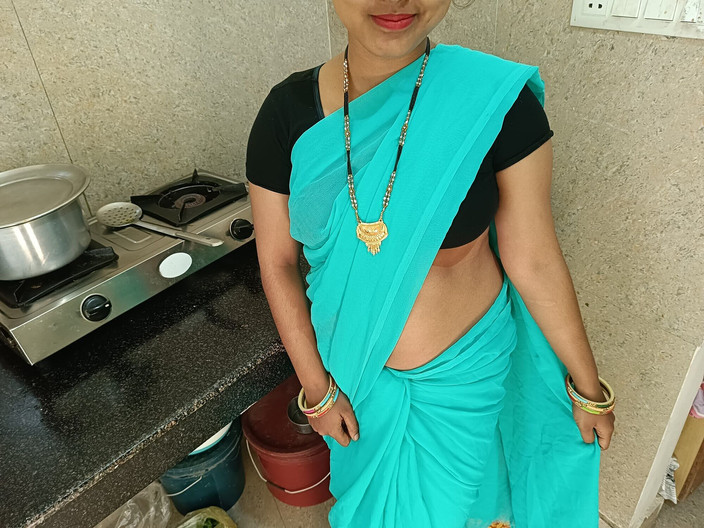 YOURAMRITA04: かわいいSaree Bhabhiは彼女の背中に氷マッサージの後に荒くて硬い肛門性のために彼女のdevarといたずらを取得します