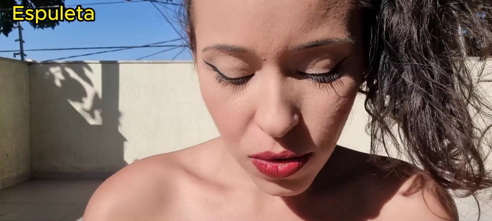 Espuleta Maia: Elle fume avec ses seins dehors
