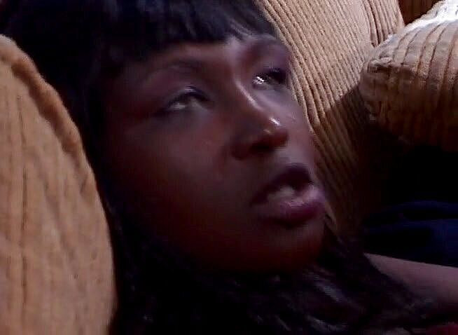 Dark Extreme: Schwarze schlampe entleert und reitet einen dicken weißen schwanz