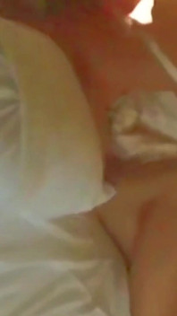 Une femme infidèle excitée se fait baiser dans un hôtel, orgasme et creampie profond dans sa chatte étroite