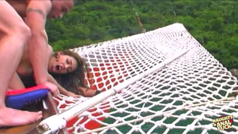 Naughty anal fuck: Latynoska z małymi cyckami przerwana przez zawieszonego kolesia, który pieprzy...