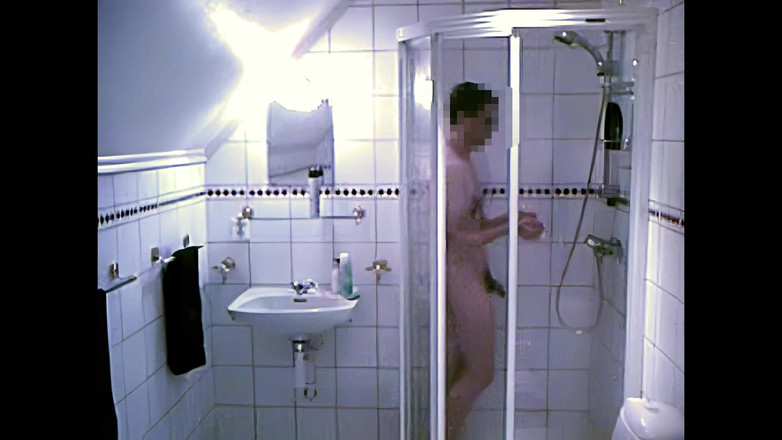 Mark Hannes: Masturbare cu pișat și duș