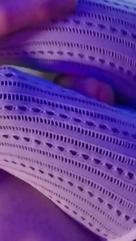 Masturbuje s bílými síťovými punčochami Mezi stehny mé okouzlující černé děvky