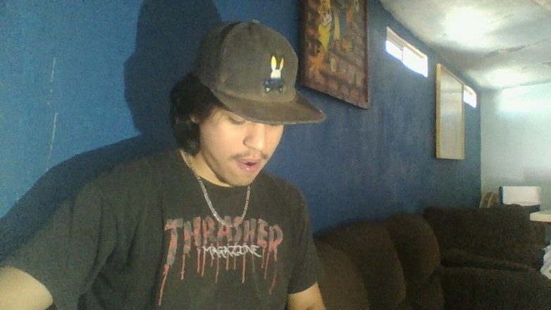 AlexAlejandro13: 我在客厅触摸你