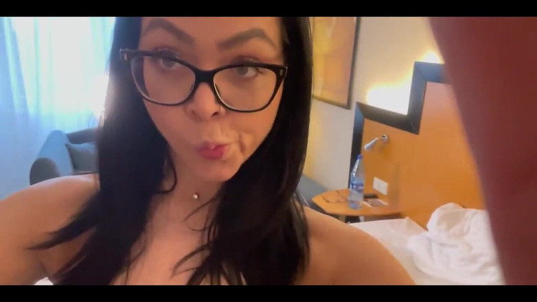 Shione Cooper: Seksowna sukienka i pończochy