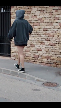 Choisissez-moi la fille - la jolie brune Freeze se fait baiser et avale du sperme