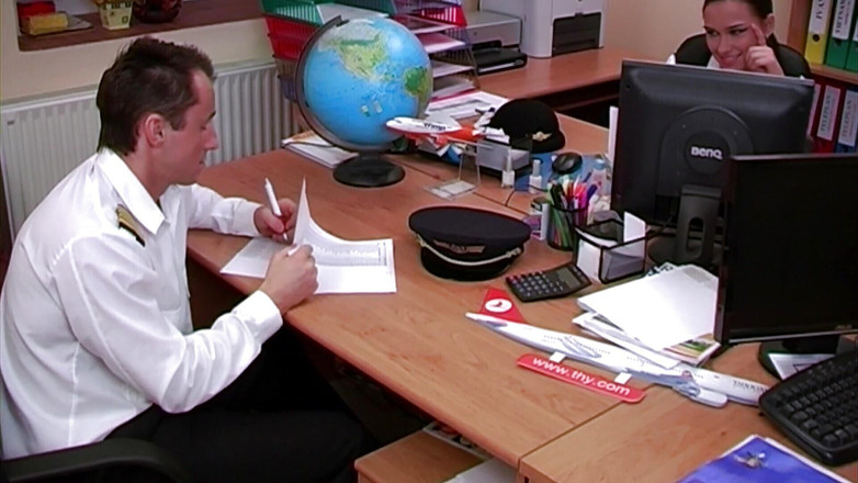 Alfacontent: La ragazza tedesca dai capelli scuri viene sbattuta in ufficio