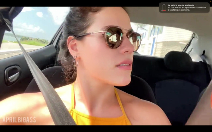 April BigAss: Orinar dentro del auto, mi padrastro no puede soportarlo más...