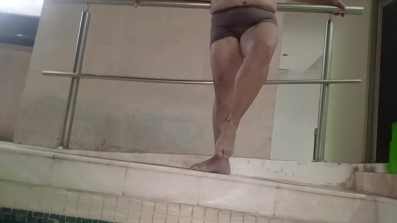 Milfta boohot: Fétichisme des pieds, ma belle-mère les modèle dans la piscine...