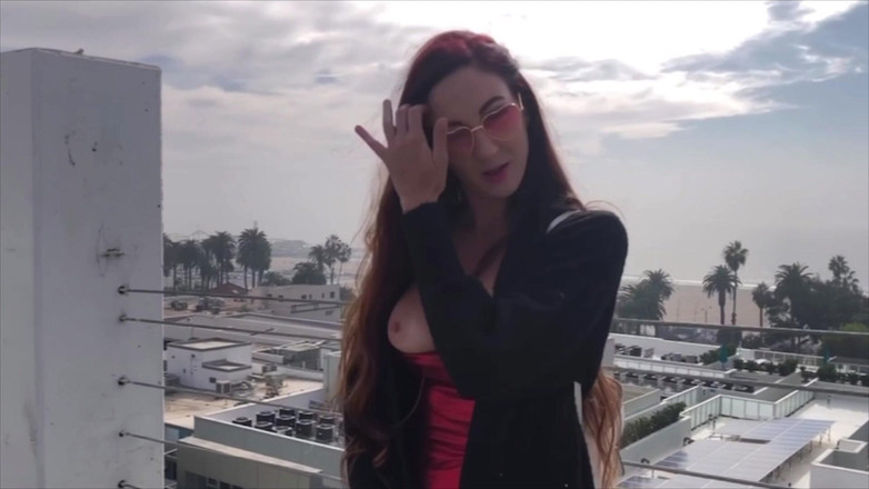 Artemisia Love: Tetas grandes italianas al aire libre mostrando y rebotando para...