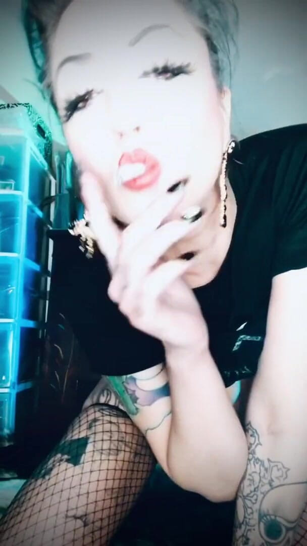 Hellizabeth Queen: Hellizabeth solo smoking
