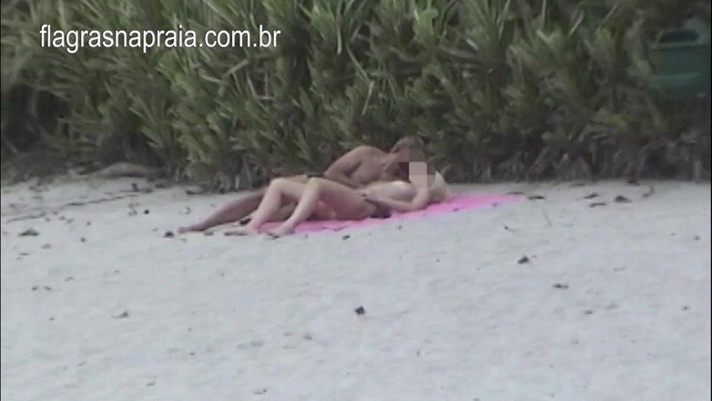 Amateurs videos: Shameless couple try to have sex on the beach near...