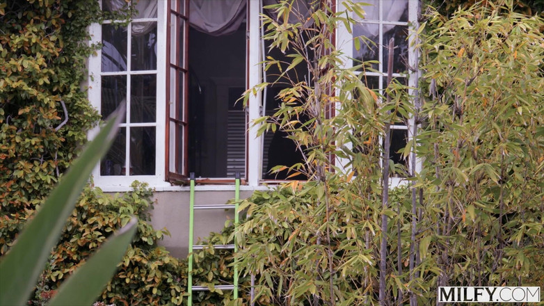 Milfy: 重磅炸弹的熟女霍莉与年轻的壮男给老公戴绿帽