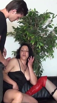 Malá kozatá puma brunetka dostane dvojitou vaginální kolík v gangbangu