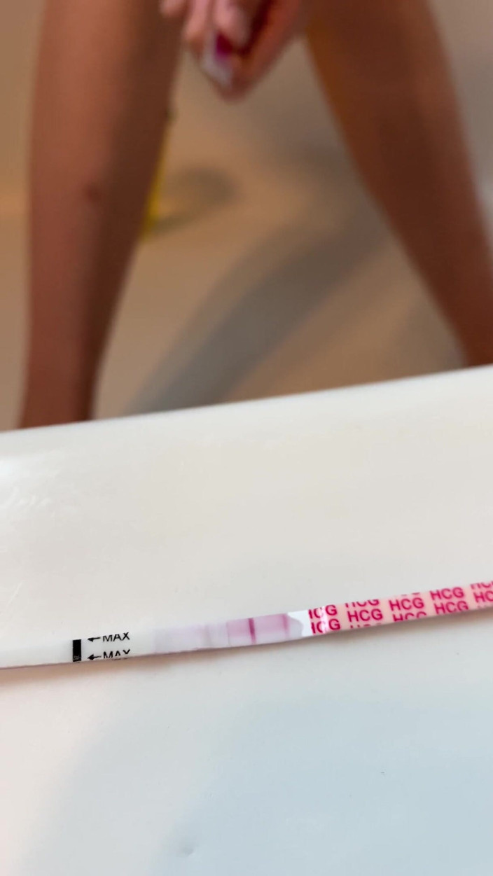 Priscilla Johnson: Těhotná Priss čůrá a dělá těhotenský test