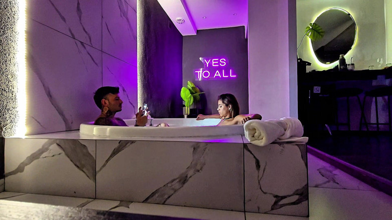 Young big apple: Di Belakang Kamera Di Jacuzzi Motel. Masturbasi dan seks.