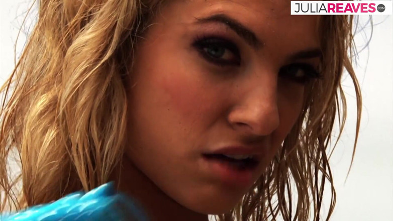 Julia Reaves: Masturbating on the beach with the blonde Maria