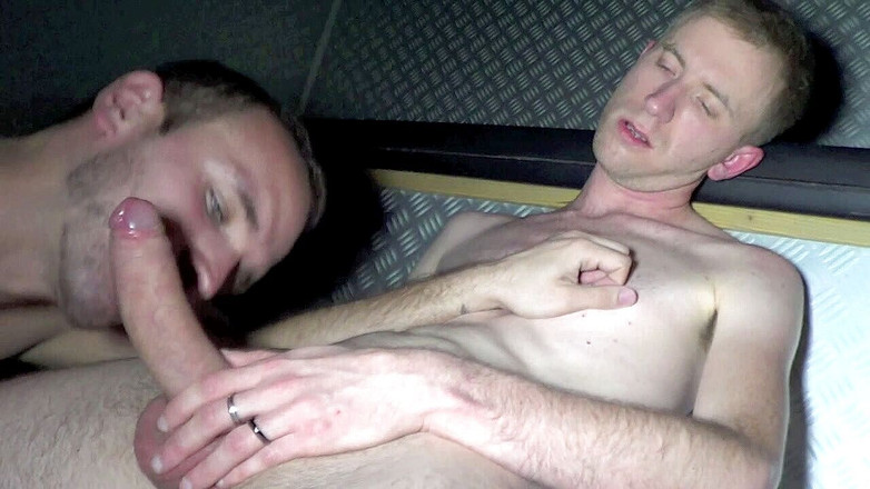 Crunch Boy: Giovane ragazzo biondo scopa nel gloryhole un ragazzo etero curioso