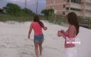 Dream Girls: छुट्टियों पर एक आम समुद्र तट पर फ्लैश