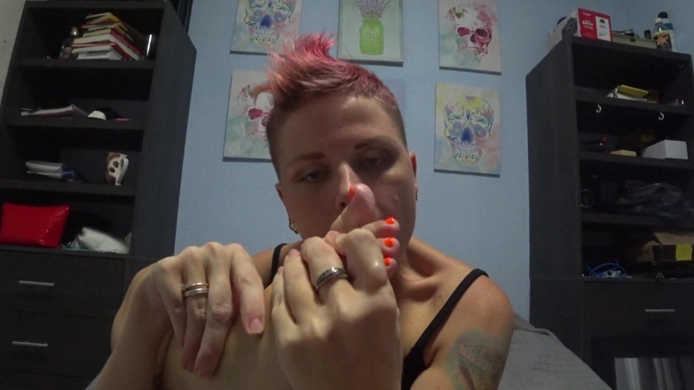 Goldilocks018: Foot fetish posing