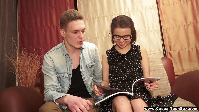 Casual Teen Sex: Utangaç ufacık sıkı yarak istiyor