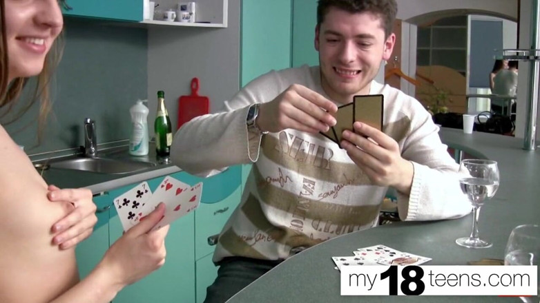 My 18 Teens: MY18TEENS - nena mamada y follando después de perder las cartas