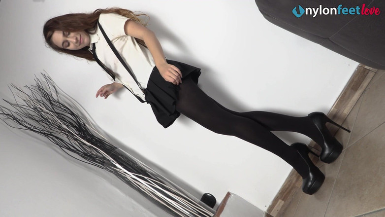 Best Nylon Feet Videos: 魅力的な美女たちがお互いの脚や足を愛おしそうに見つめ合う