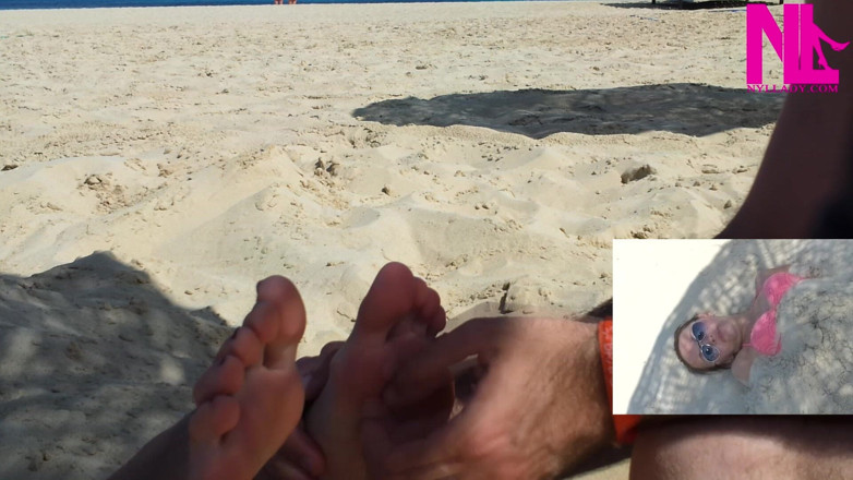 Nyllady: Ik word gekieteld op mijn voeten op het strand