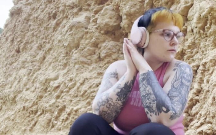 Bigtiddygoth: Îmi place să-mi arăt corpul, crezi că m-a văzut cineva?