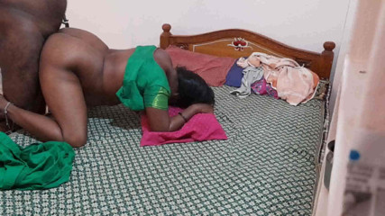 Desi palace: Desi Bhabhi geneukt op zijn hondjes door vriendje