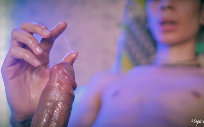 Magic C: प्यारी ट्विंक मैजिक सी ढेर सारे प्रीकम और मोटे वीर्य भार के साथ अपने बड़े बिना खतना वाले लंड को मरोड़ती है