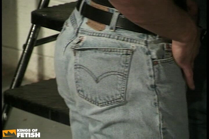 Gay Diaries: 肌肉发达的员工在下班前被他的老板操菊花