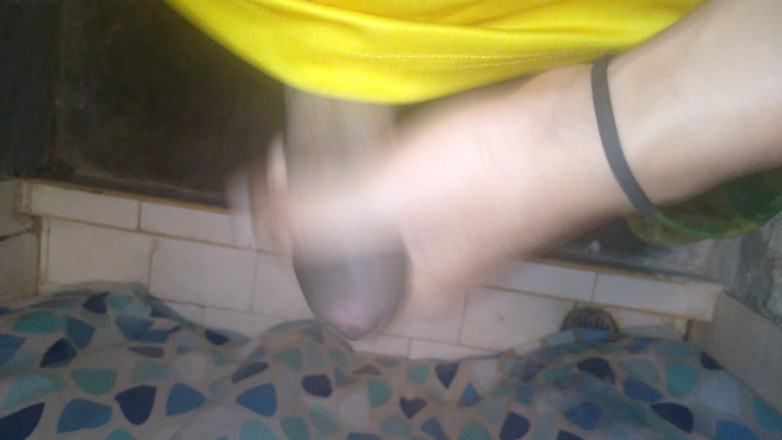 AlexAlejandro13: Regarde comme je laisse ma bite se tenir debout dans...