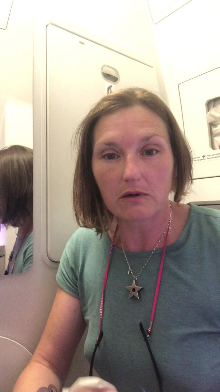 MistressWriggler: Ogromny Sikanie W Samolocie Po Trzymaniu Go Przez Cztery Godziny!